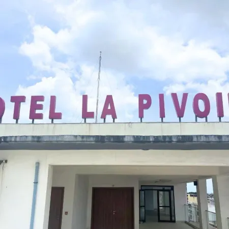 HOTEL LA PIVOINE Отели рядом с достопримечательностью «Торговый центр PlaYce Marcory»