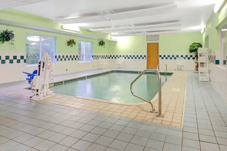 Super 8 by Wyndham Pontoon Beach IL/St. Louis MO Area Отели в г. Понтун Бич