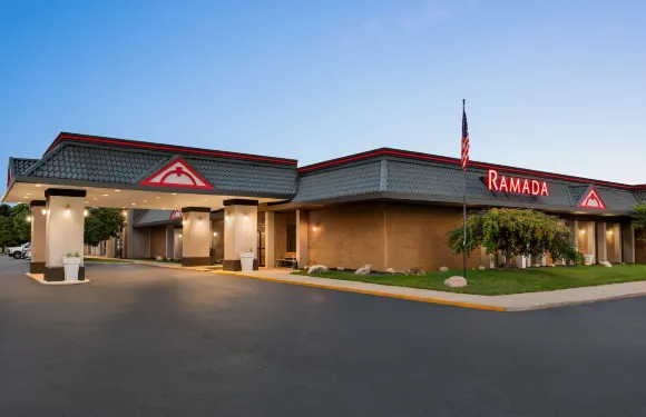 阿爾皮納華美達酒店及會議中心