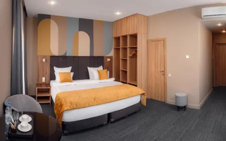 Центральная Отели рядом с достопримечательностью «Памятник космонавту Павлу Беляеву»