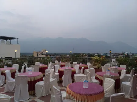 Hotel Western Gatz Отели в г. Тхени