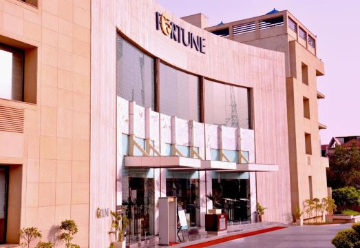 포춘 노이다 야외 수영장