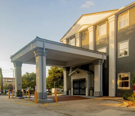 Spark by Hilton Lafayette South Отели рядом с достопримечательностью «Paul and Lulu Hilliard University Art Museum»