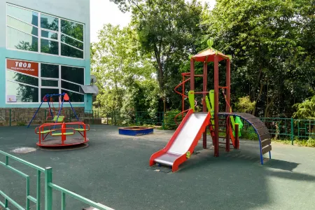 Апарт-отель Лиссабон Отели рядом с достопримечательностью «Набережная с табличками "новая волна"»