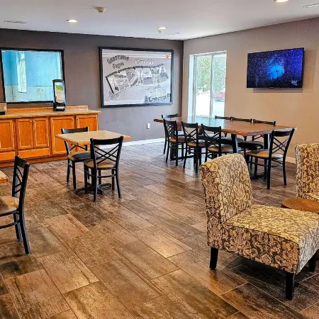 Super 8 by Wyndham Cloverdale IN
