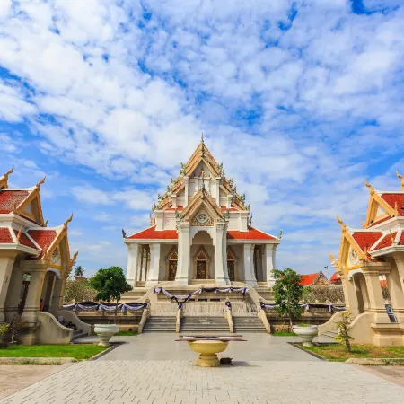 Your Place Apartment Prachuap Отели рядом с достопримечательностью «Ват Ко Лак»