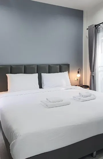 ห้องดีลักซ์ เตียงคิงไซส์ พร้อมระเบียง