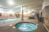 La Quinta Inn & Suites by Wyndham Portland Airport - Bathtub