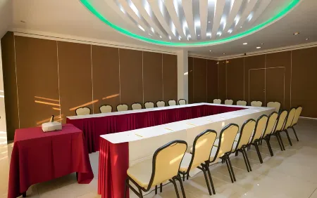 Queen Margarette Hotel - Downtown