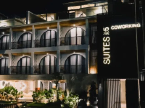 Suites5 Hotel Bingin Beach周辺のホテル