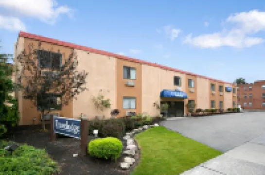 Travelodge by Wyndham Cleveland Lakewood Hotel a 