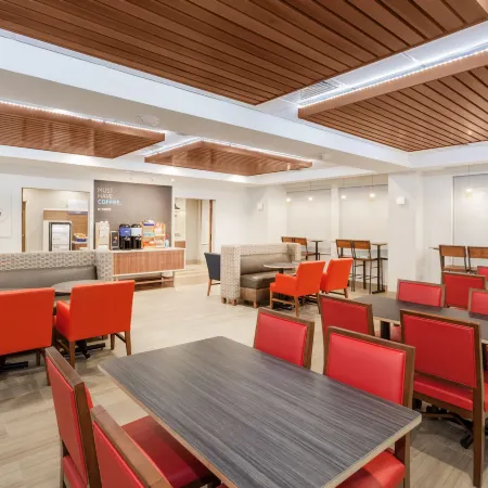 Holiday Inn Express & Suites TILTON - LAKES REGION by IHG