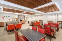 Holiday Inn Express & Suites TILTON - LAKES REGION by IHG Hotels in Sanbornton