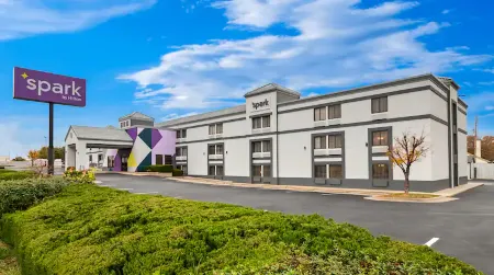 Spark by Hilton Wichita East Отели в г. Уичито