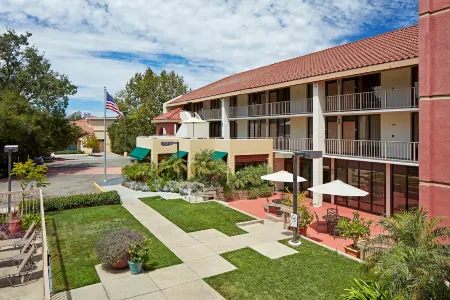 La Quinta Inn & Suites by Wyndham Thousand Oaks-Newbury Park Отели рядом с достопримечательностью «Fertility & Surgical Associates of California»