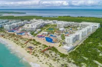 Planet Hollywood Cancun Resort Hotel dekat Yoga, The Treehouse