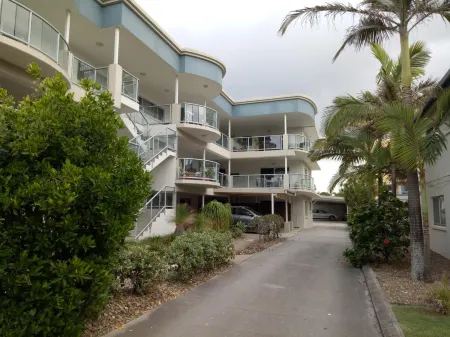 Cranbourne Court Beachside Apartments Отели в г. Мадджимба