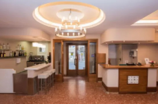 에베니아 오로스