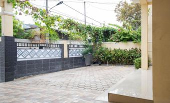 RedDoorz Syariah Near Grand Kota Bintang