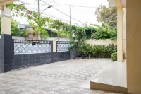 RedDoorz Syariah Near Grand Kota Bintang