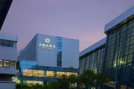 Grand Anara Airport Hotel Отели рядом с достопримечательностью «Soekarno-Hatta Statue»