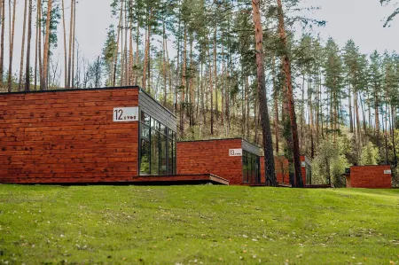 Хвоя в горах Отели рядом с достопримечательностью «Дом Перевертыш»