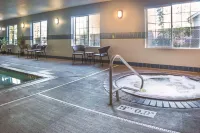 La Quinta Inn & Suites by Wyndham Eugene - Bathtub
