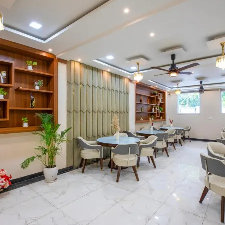 Relax Suites Отели в г. Ноида