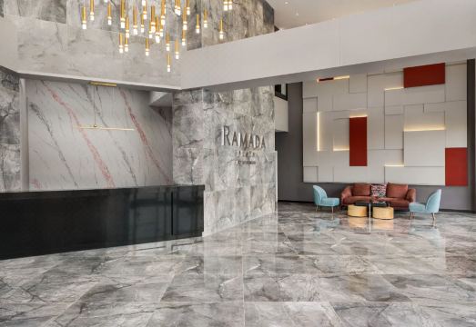 2. 라마다 플라자 ..