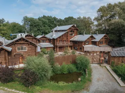 Ethnocomplex Bobrovaya Dolina Các khách sạn gần Nadezhda Kurchenko's National Museum