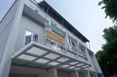 Lima Residence Tebet Manage by EHM