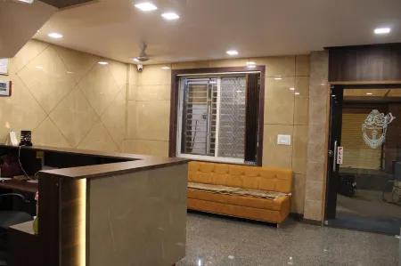 Maruti Group of Hotels - Shri Naman Отели рядом с достопримечательностью «View Point at Temple Wall»