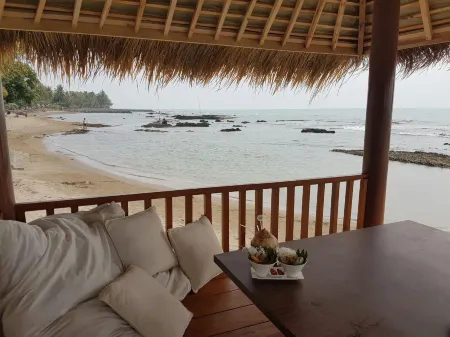 Double G Resort Anyer Отели в г. Cinangka