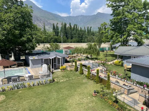 Upani Cottages - Pools