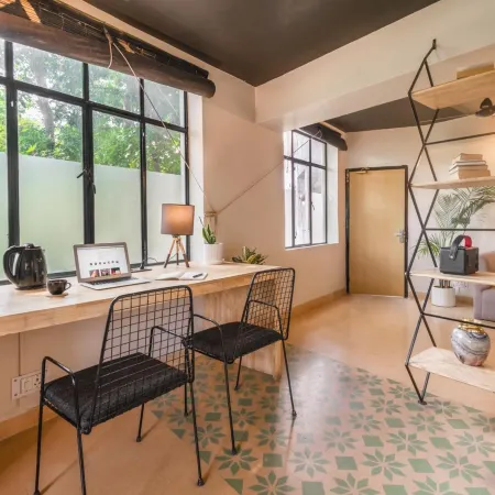 Minimalist One Hauz Khas Village Отели рядом с достопримечательностью «Индийский технологический институт в Дели»