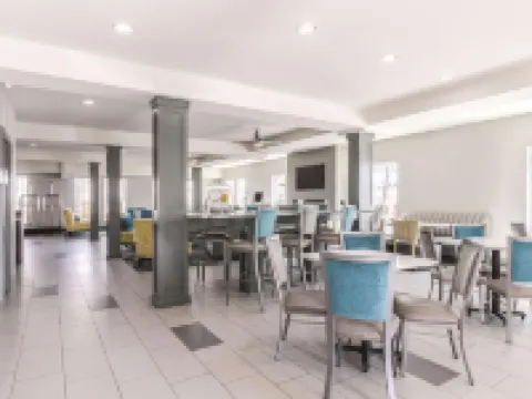 La Quinta Inn & Suites by Wyndham Kansas City Airport