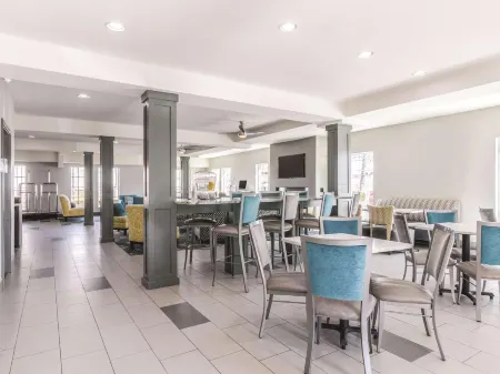 La Quinta Inn & Suites by Wyndham Kansas City Airport Отели в г. Платт Вудс