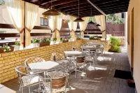 Staryij Dvorik na Mopra Hotel Các khách sạn ở Kirov