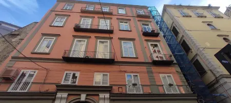 B&B Civico 13 Отели рядом с достопримечательностью «Chiesa e Chiostro di San Gregorio Armeno Napoli»