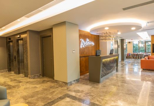 래디슨 호텔 이스탄불 하르비예 스파 입구