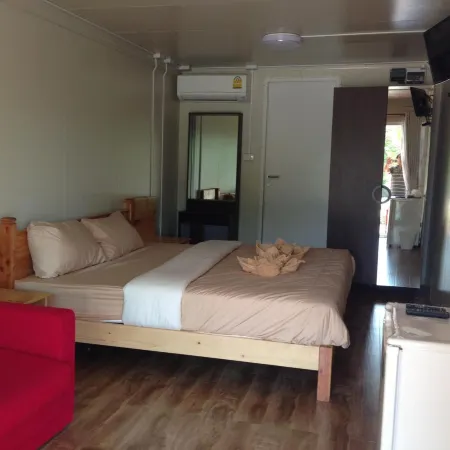Check in and Chill Out Отели в г. Трат