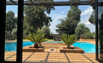 Manor Hills Guest Lodge