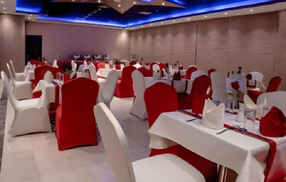 Raha Grand Hotel Отели рядом с Аэропорт Дубай