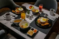 머큐어 수라바야 만야르 - 조식 운영
