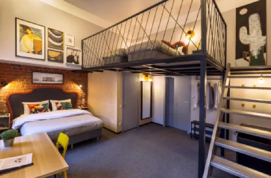 Expo Hotel 크레스티 프리즌 주변 호텔