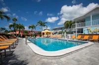 St. Pete Beach Suites - piscina