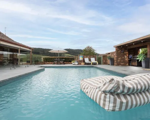 The Cottage-Gather the Crew or the Family and Prepare for Fun Times and Relaxation. Making Memories Hotels in Warburton