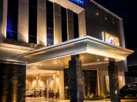 Mahkota Hotel Hotels in Genteng