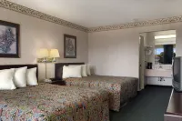 Days Inn by Wyndham Jonesboro AR - Parking
