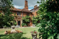 Seckford Hall Hotel & Spa Hotel a 